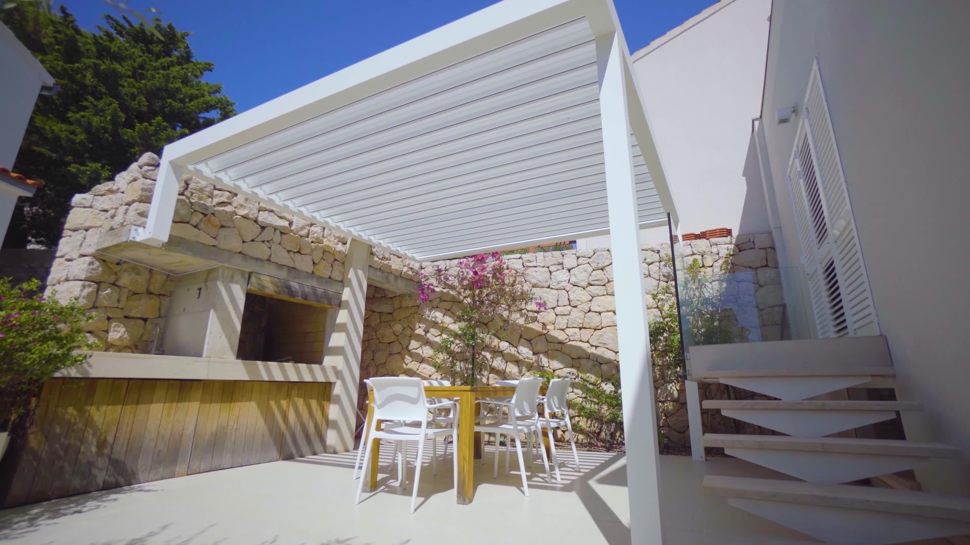 Bioklimatická pergola Soltec pri kamennom dome