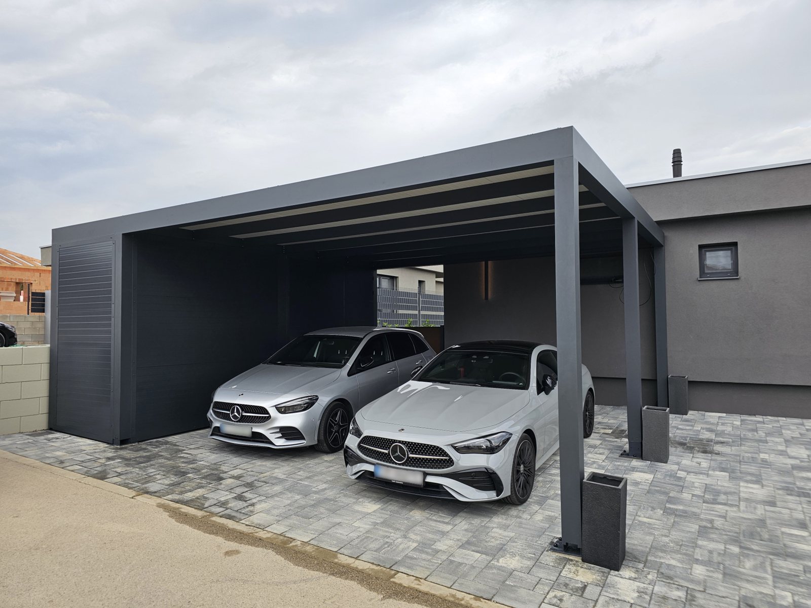 Hliníkový carport Soltec pre dve autá s uzamykateľným boxom v Nitre